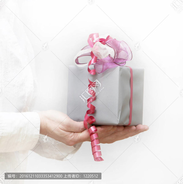 女子贈(zèng)送禮品絲帶