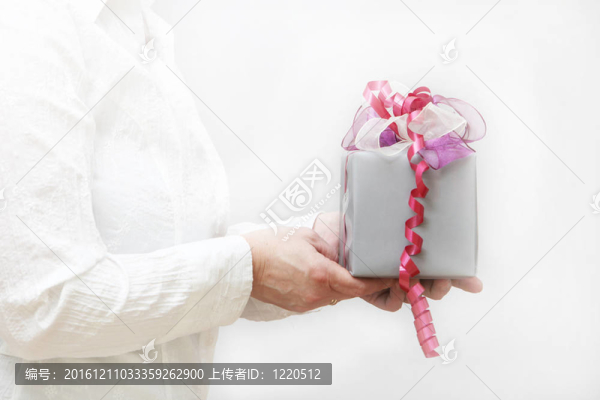 漂亮的禮物與弓舉行的婦女