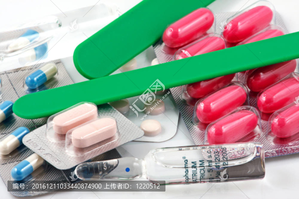 許多形狀和顏色組合在一起的藥丸