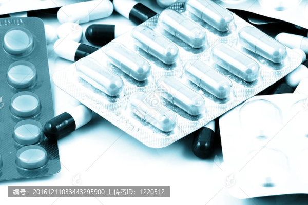 許多形狀和顏色組合在一起的藥丸