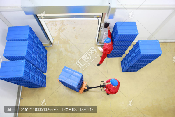 工人裝載容器