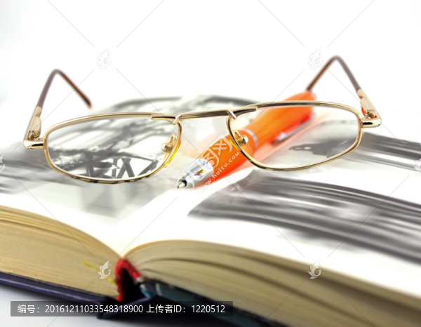 舊書(shū)；眼鏡筆。淺景深。