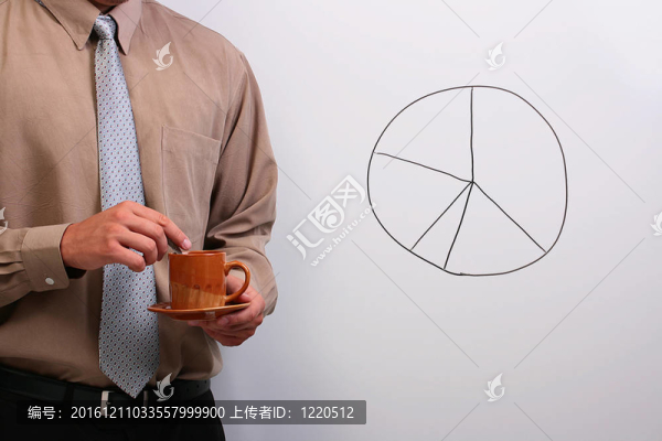 男人拿著一杯咖啡
