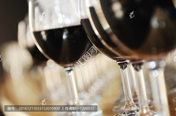 許多酒杯排成一排
