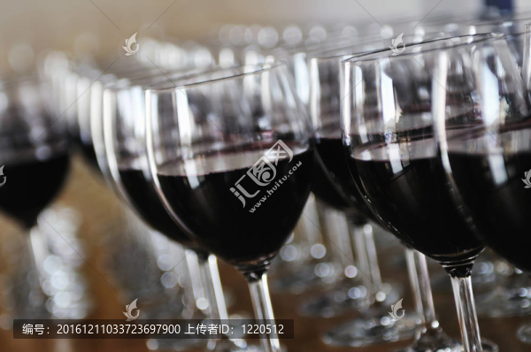許多酒杯排成一排