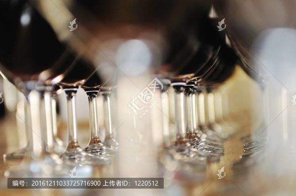 許多酒杯排成一排
