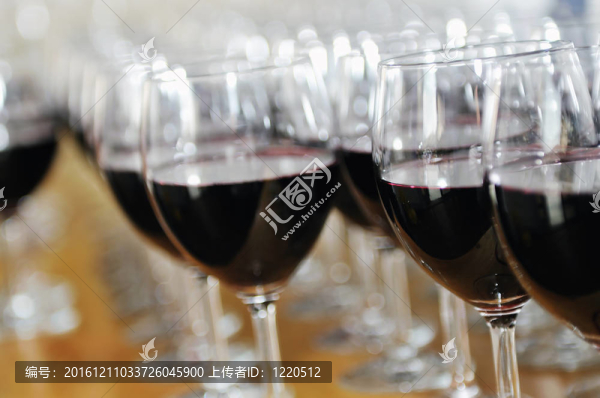 許多酒杯排成一排
