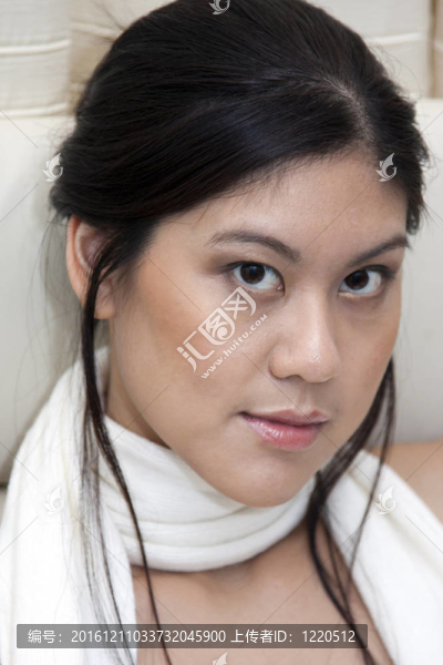 表情嚴肅的年輕女人