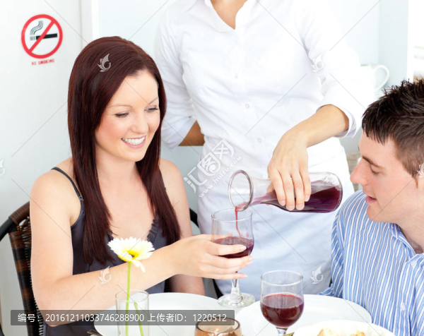 在一家意大利餐廳的年輕夫婦