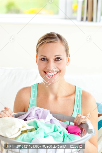 快樂的年輕女人在洗衣服
