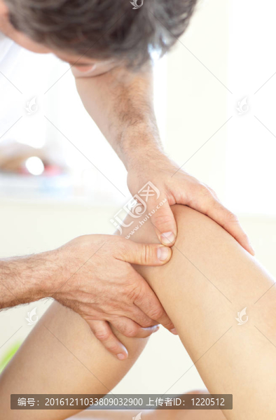 醫(yī)生做腿部按摩
