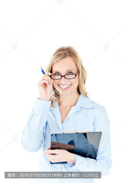 自信的女商人拿著剪貼板