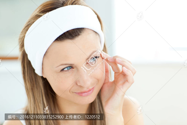 焦慮的女人看著她的臉