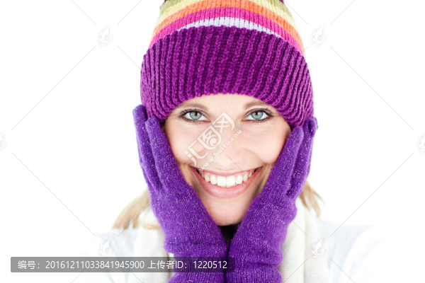 容光煥發(fā)的年輕婦女戴著帽子和手套在冬天微笑著對著白色背景相機