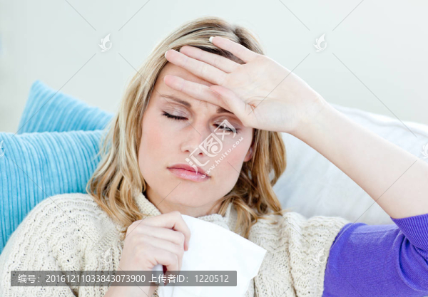 生病的女人躺在客廳的沙發(fā)上頭痛