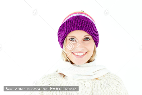 美麗的年輕女人戴著帽子在冬天微笑對著相機(jī)對著白色的背景