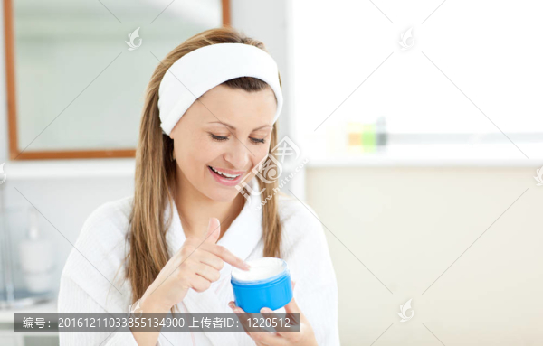 輻射的女人把奶油在她的臉上戴著家里的浴室一頭帶