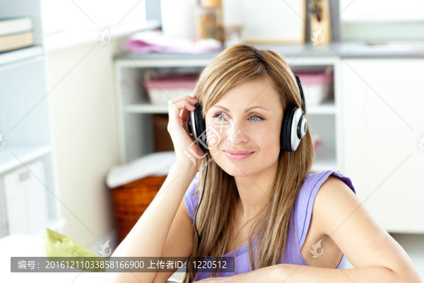 女人用耳機聽音樂