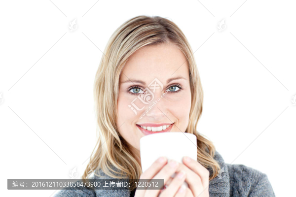 美麗的女人享受熱咖啡站