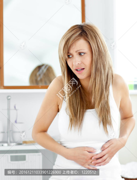 在浴室有胃痛有吸引力的女人
