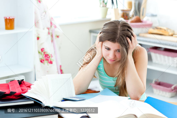 擔(dān)心的女孩做作業(yè)
