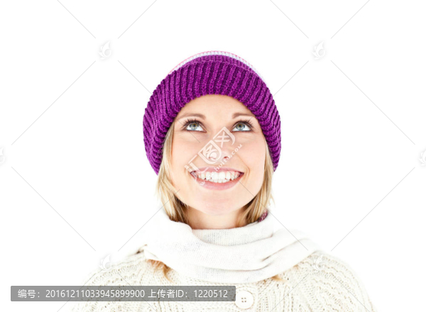 聰明的女人用色彩鮮艷的帽子和一件套衫，向上看