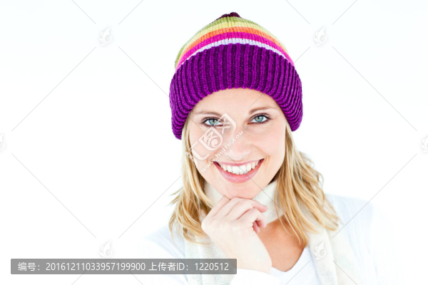 戴著彩色帽子微笑的女人
