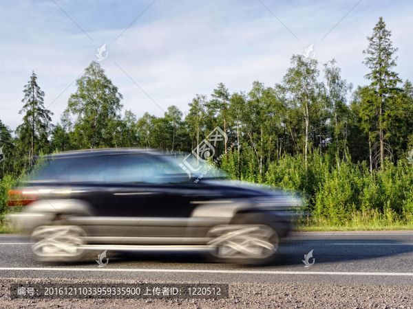 越野車在鄉(xiāng)村公路上超速行駛；運動模糊