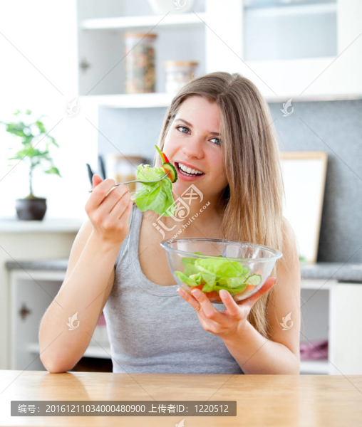 年輕婦女吃沙拉