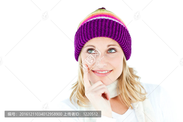 憂郁的女人用色彩鮮艷的帽子