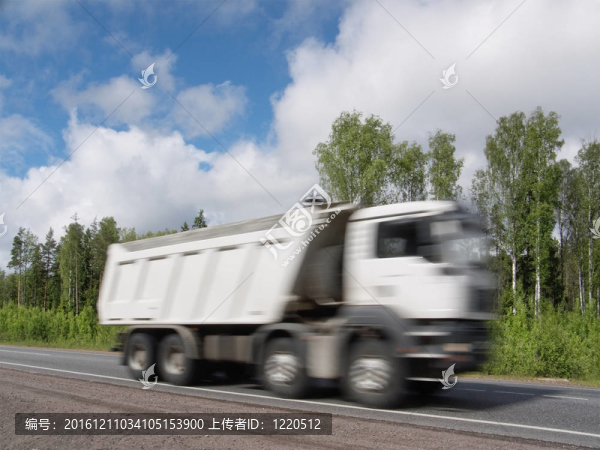 農(nóng)村公路超速行駛白色卡車；運動模糊