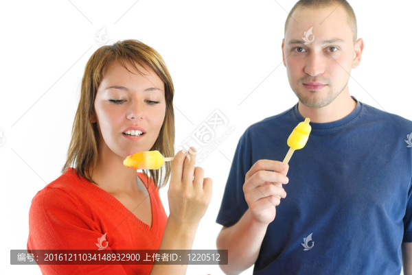 幸福的夫婦與冰淇淋