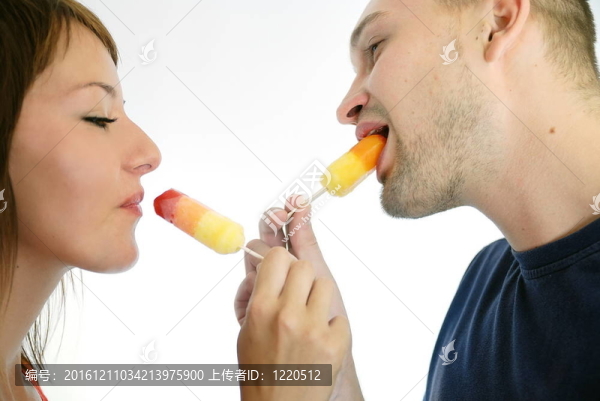 幸福的夫婦與冰淇淋
