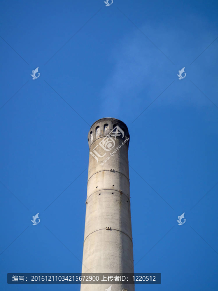奧克蘭電廠的煙囪在晴朗的天氣里放出一層煙霧