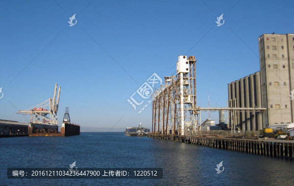通道兩旁Islais溪工業(yè)機(jī)器