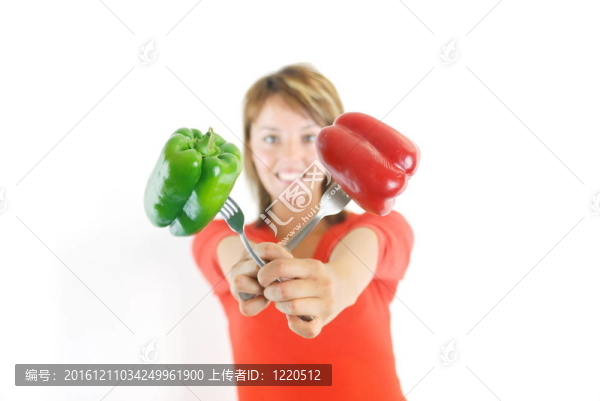 漂亮的女孩與辣椒隔離