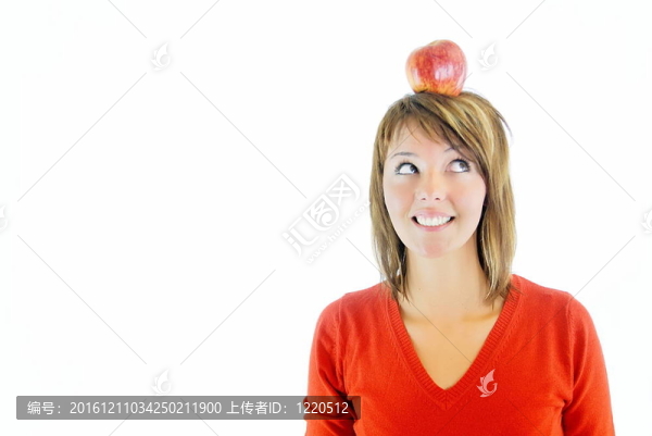 漂亮的女孩頭上有蘋果