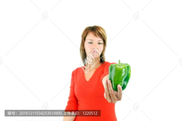 漂亮的女孩與辣椒隔離