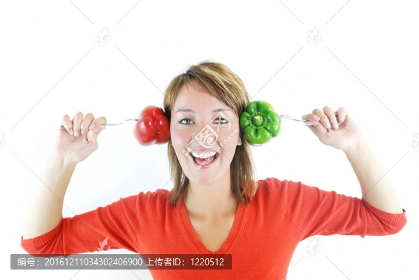 漂亮的女孩與辣椒隔離