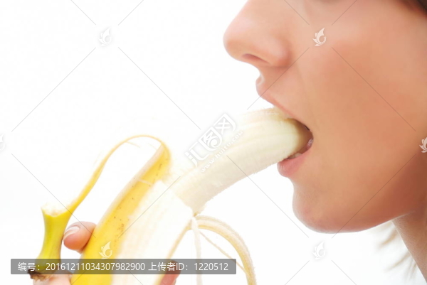 漂亮女孩帶著香蕉