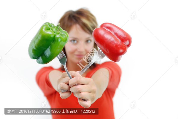 漂亮的女孩與辣椒隔離