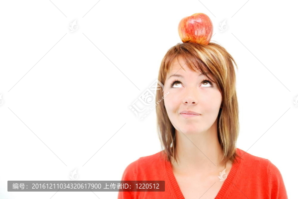 漂亮的女孩頭上有蘋果