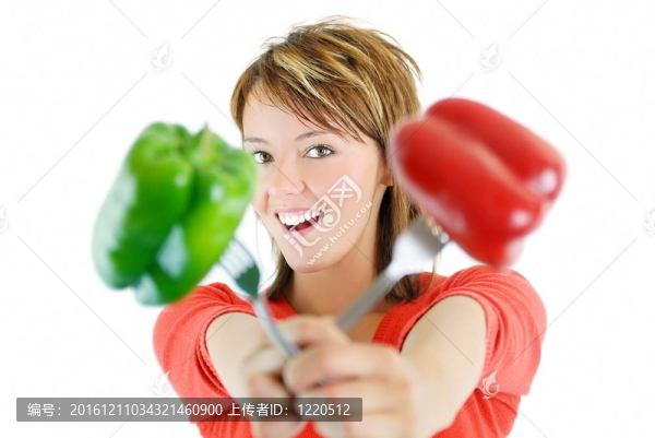 漂亮的女孩與辣椒隔離