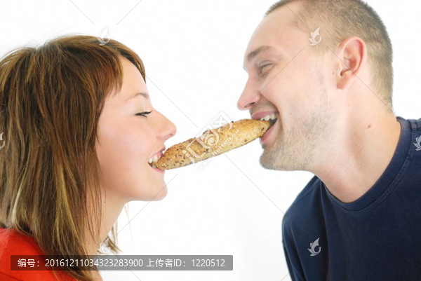 幸福的夫婦吃牛角包
