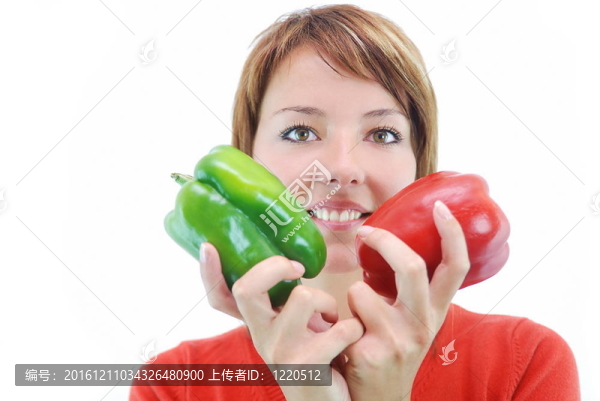 漂亮的女孩與辣椒隔離
