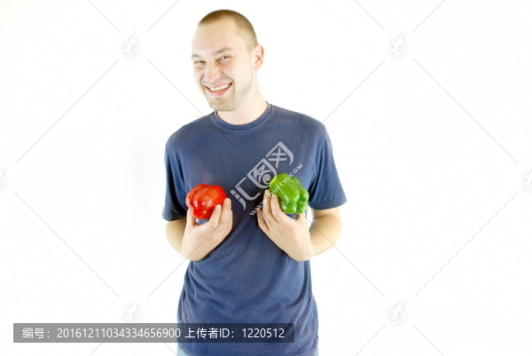 幸福夫婦手持辣椒頭