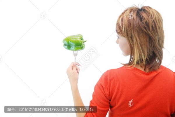 漂亮的女孩與辣椒隔離