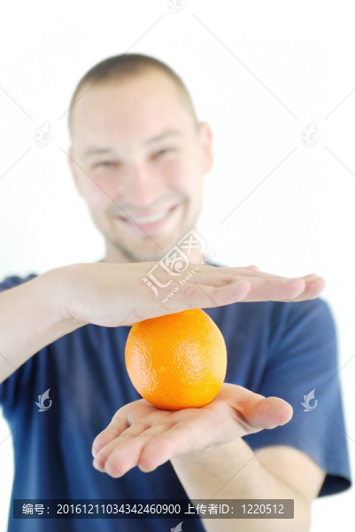 人與橙色