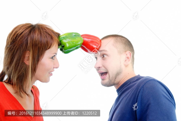 幸福夫婦手持辣椒頭