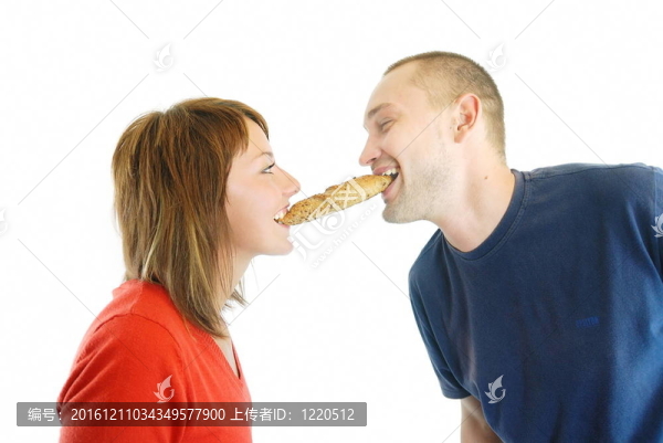 幸福的夫婦吃牛角包
